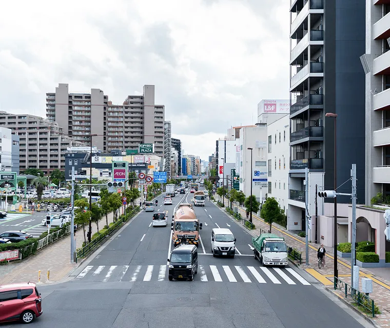 整備された幹線道路と歩道